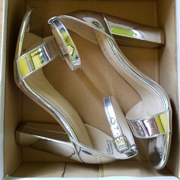 ➡️SOLD ✨Metallic Silver Ankle Strap Platforms - Picture 5 of 5